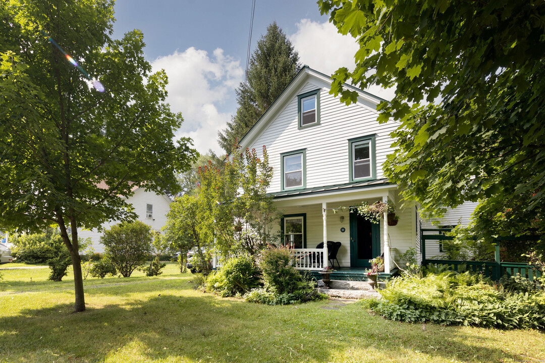 30 Pettee St in Salisbury, CT - Building Photo