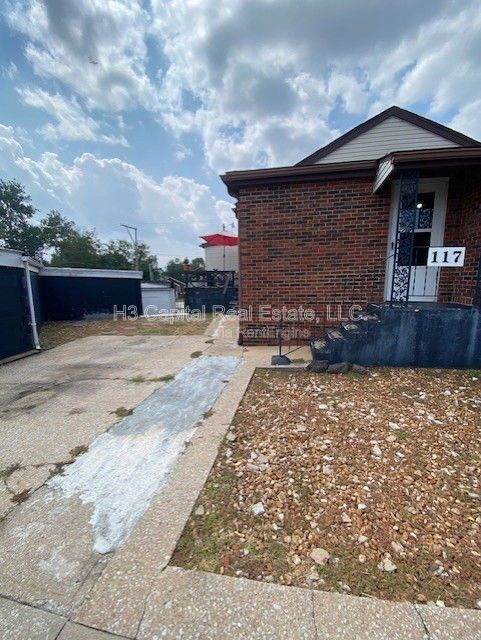 property at 117 N Shamrock St