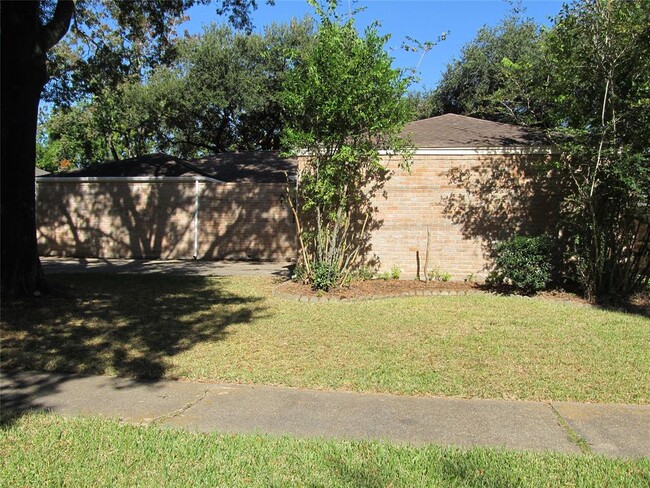 16211 Brookvilla Dr in Houston, TX - Building Photo - Building Photo