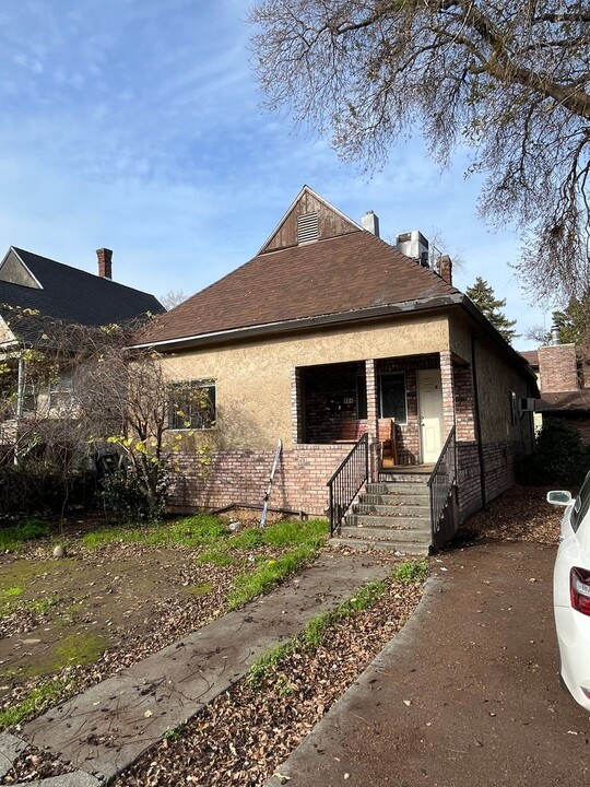 824 W 1st St in Chico, CA - Building Photo