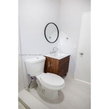 2424 NW 7th Ct in Miami, FL - Foto de edificio - Building Photo