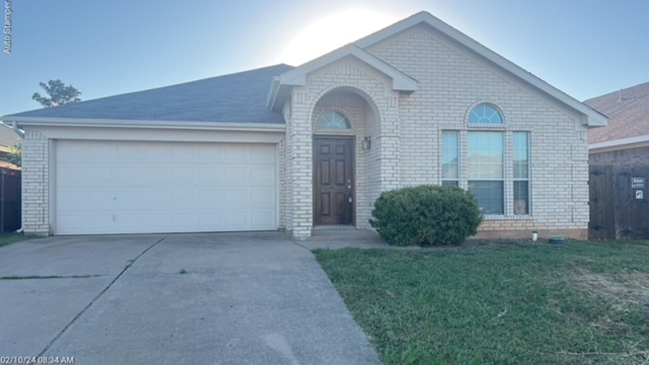 7321 Rock Garden Trail in Fort Worth, TX - Foto de edificio