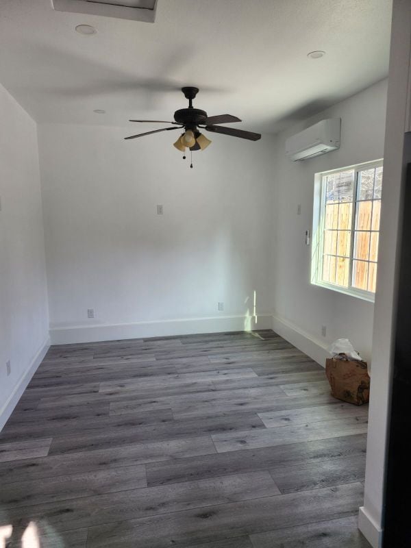 6939 Wilbur Ave in Los Angeles, CA - Foto de edificio - Building Photo