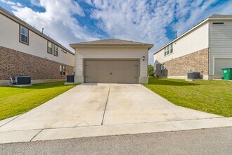 2033 Hat Bender Lp in Round Rock, TX - Foto de edificio - Building Photo