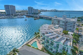 2000 Bay Dr in Miami Beach, FL - Building Photo - Building Photo