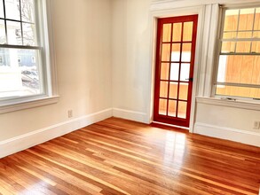 27 Murray Hill Rd, Unit 2nd fl in Cambridge, MA - Foto de edificio - Building Photo