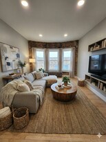 2402 E Webster Pl, Unit 5 in Milwaukee, WI - Building Photo