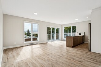 9510 Notre-Dame Rue E in Montréal, QC - Building Photo - Building Photo