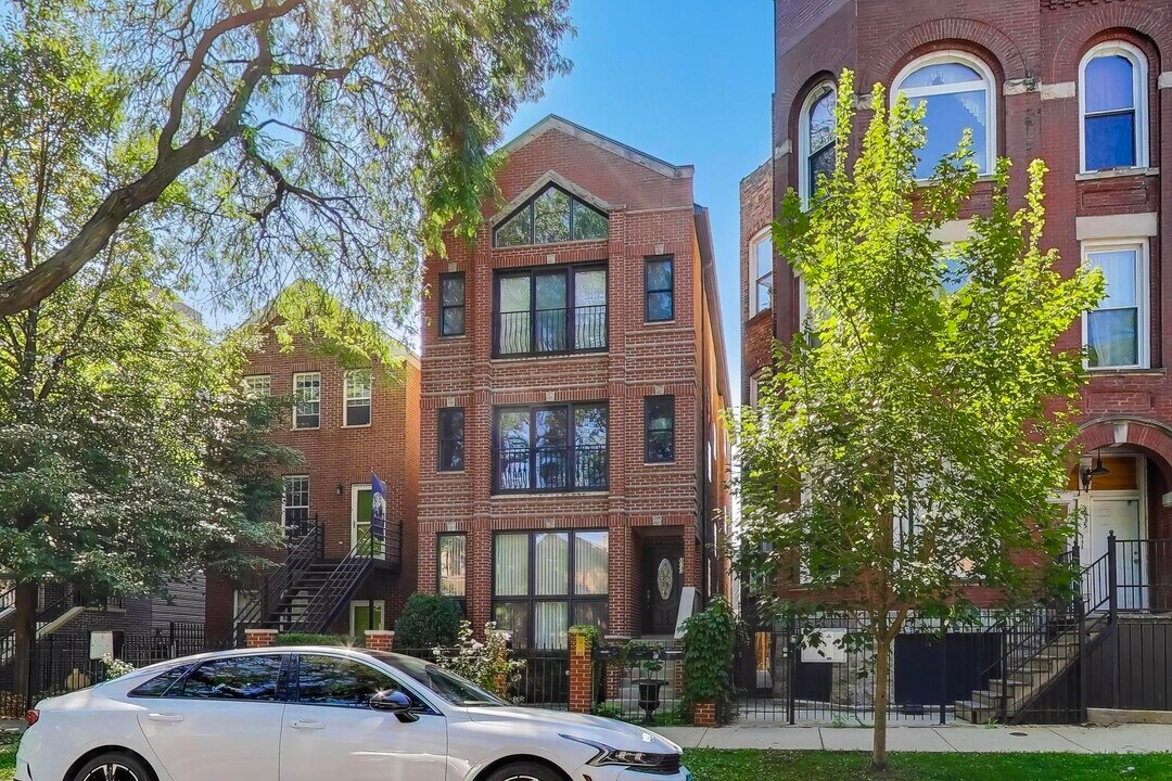2733 W Potomac Ave in Chicago, IL - Building Photo
