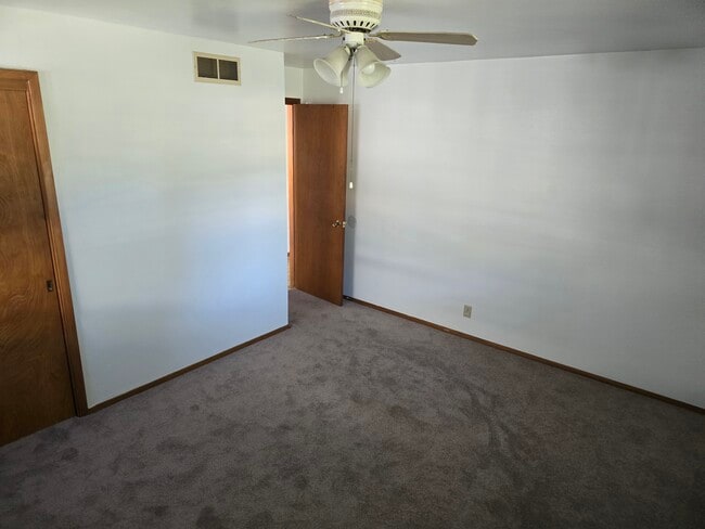 301 W 27th Ave in Hutchinson, KS - Building Photo - Building Photo