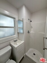 5526 Franklin Ave in Los Angeles, CA - Building Photo - Building Photo