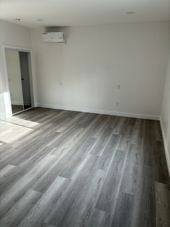 14420 Kingsdale Ave in Lawndale, CA - Foto de edificio - Building Photo