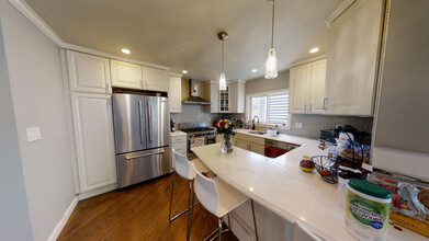 329 W 4th St, Unit 1 in Boston, MA - Building Photo - Building Photo