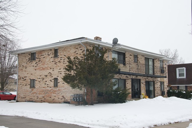 1215 Wisteria Ln in Waukesha, WI - Foto de edificio - Building Photo