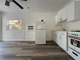 1743 Moffett St in Hollywood, FL - Building Photo