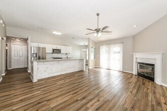 8147 Pine Springs Ln in Jacksonville, FL - Building Photo - Building Photo