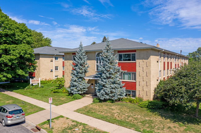 Carroll Court Apartments in St. Paul, MN - Building Photo - Building Photo