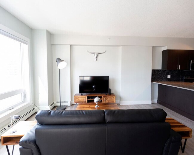 10823 Jasper Ave in Edmonton, AB - Building Photo - Building Photo