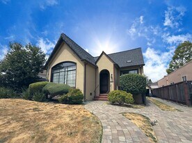 2104 Carmelita Ave in Hillsborough, CA - Building Photo