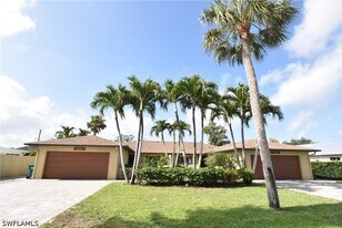 712 102nd Ave N in Naples, FL - Building Photo