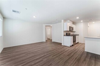 7840 Aurora Sky St in North Las Vegas, NV - Foto de edificio - Building Photo