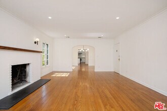 135 N Orange Dr in Los Angeles, CA - Building Photo - Building Photo