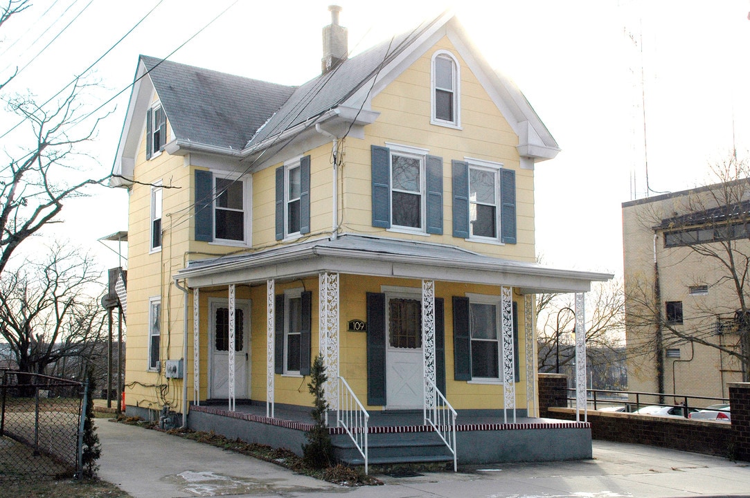 109 E Smith St in Millville, NJ - Building Photo