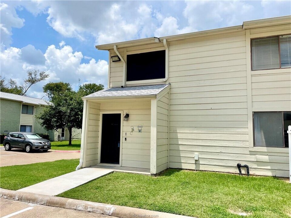 4511 Carter Creek Pky in Bryan, TX - Building Photo