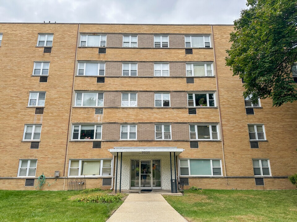 2035 W Granville Ave in Chicago, IL - Building Photo