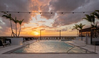 Oaklyn in Oakland Park, FL - Building Photo