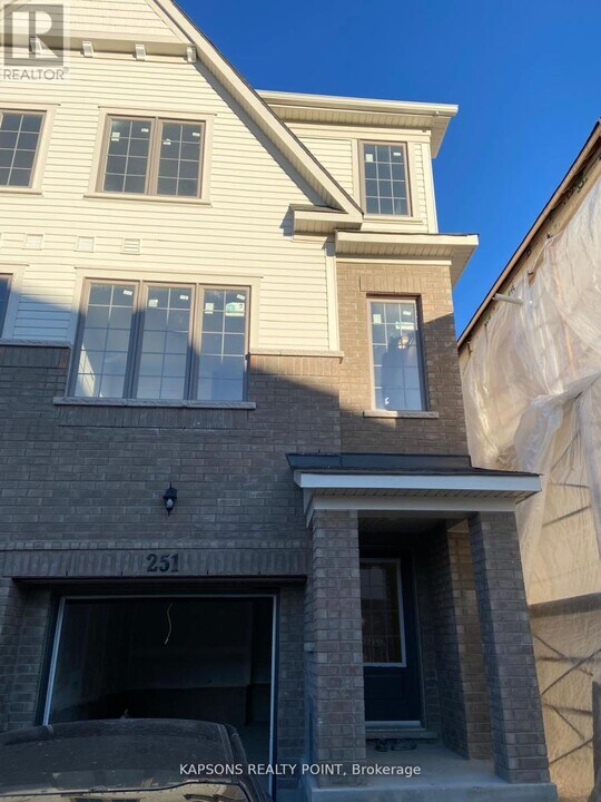 251 Danzatore Path in Oshawa, ON - Building Photo