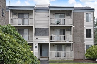 Nutmeg Woods in New London, CT - Foto de edificio - Building Photo