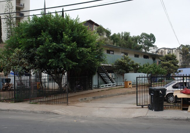 5035-5043 Wightman St in San Diego, CA - Foto de edificio - Building Photo