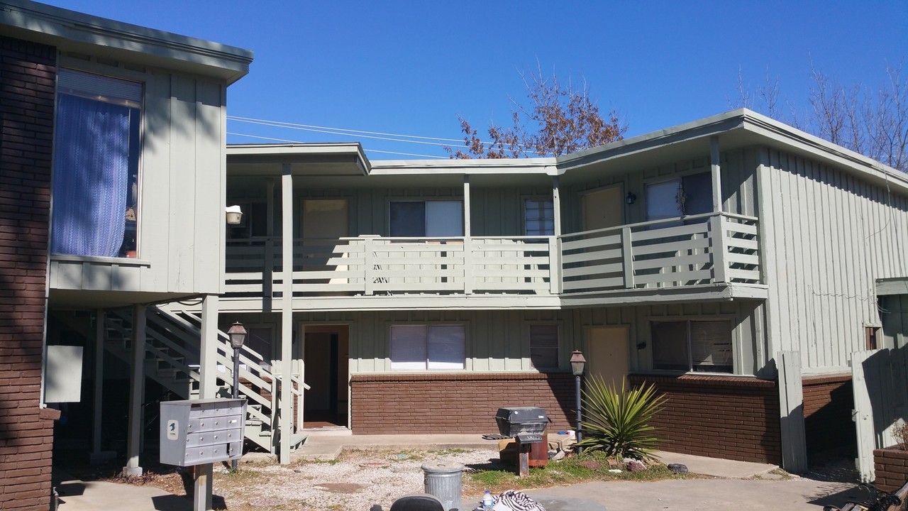 Cody Court Apartments in River Oaks, TX - Foto de edificio