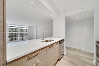 1756 N Bayshore Dr, Unit 18G in Miami, FL - Building Photo - Building Photo