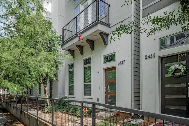 5837 E Post Oak Ln in Houston, TX - Building Photo - Building Photo