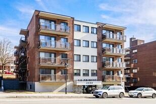 4590 Queen-Mary Ch in Montréal, QC - Building Photo