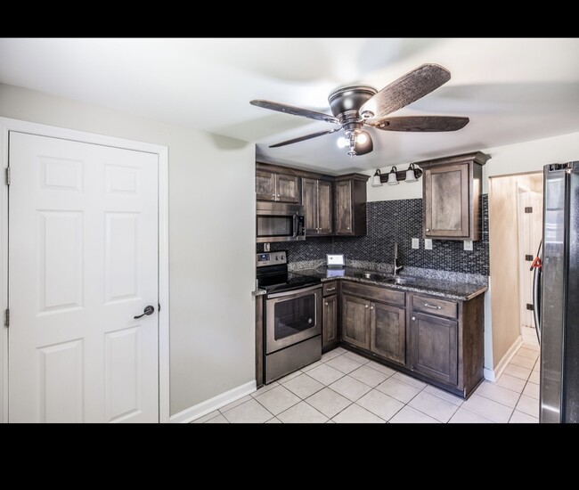 property at 907 N Graycroft Ave