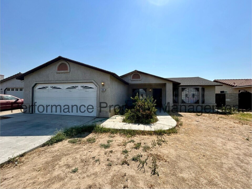 814 Encanto Way in Delano, CA - Building Photo