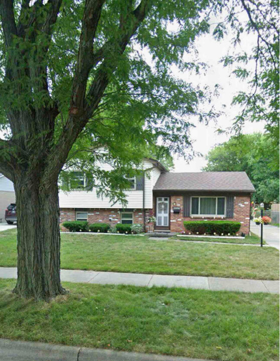 25556 Cloie Dr in Warren, MI - Foto de edificio