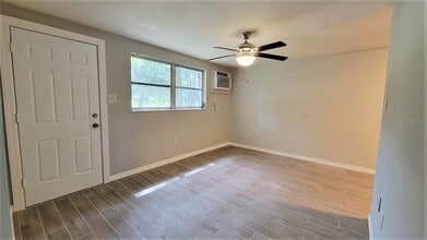 5320 Pine St in Seffner, FL - Foto de edificio - Building Photo