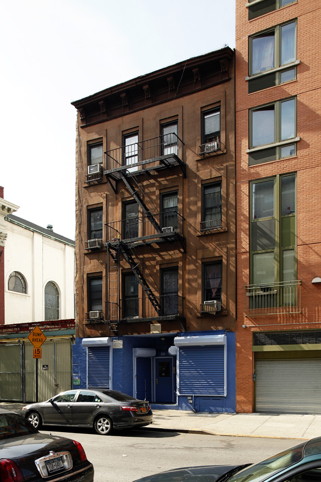 304 E 110th St in New York, NY - Building Photo - Building Photo