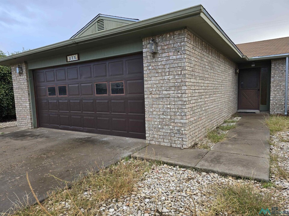 608 Swinging Spear Rd in Roswell, NM - Building Photo