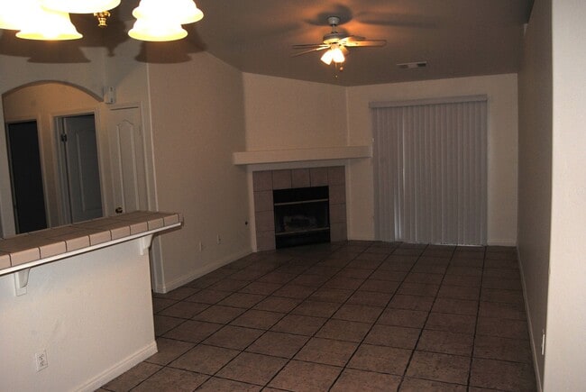 328 Sherman Peak Dr in Bakersfield, CA - Building Photo - Building Photo