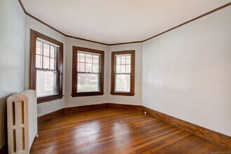 36 Maplewood Ave in West Hartford, CT - Building Photo - Building Photo