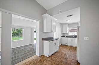 1411 Thistledown Dr in Brandon, FL - Building Photo - Building Photo