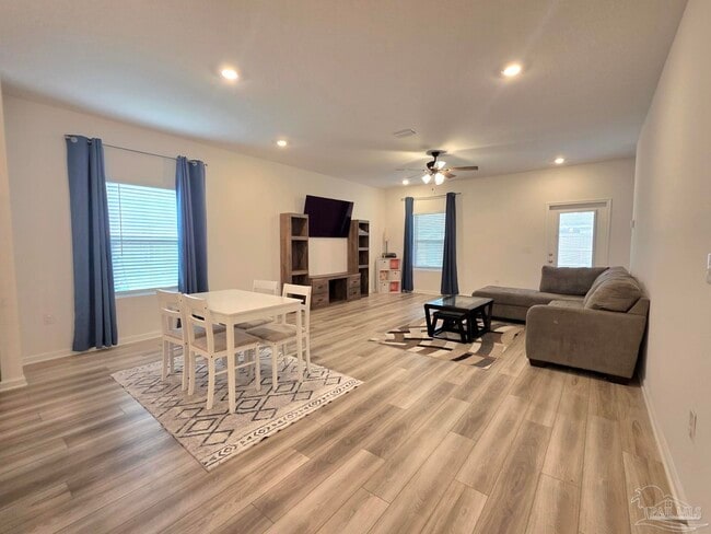 6621 Sun Tree Cir in Bellview, FL - Building Photo - Building Photo