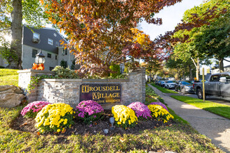 Trousdell Village in Glen Cove, NY - Foto de edificio - Building Photo