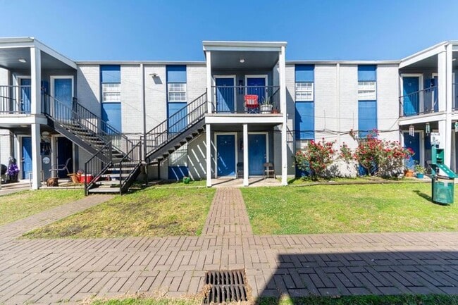 property at 1800 N Wayside Dr