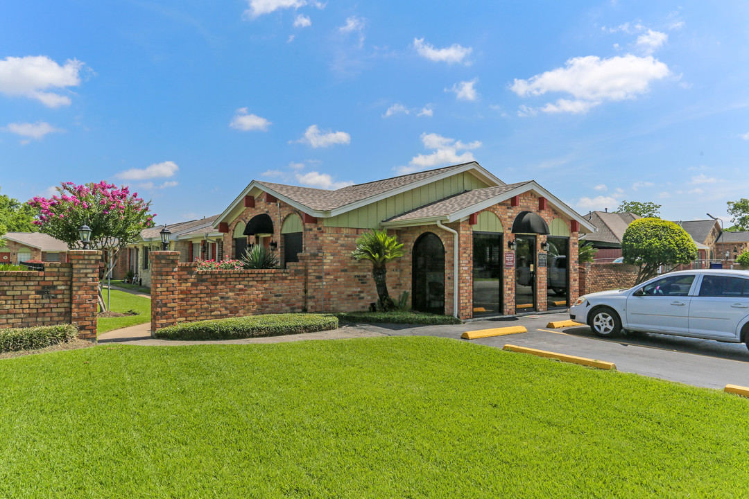 Crossings on Lane in Houston, TX - Building Photo